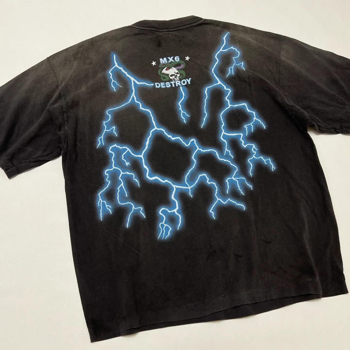 SAINT Mxxxxxx MEDUSA SS TEE/BLK Medusa Hydra retro sulfur-dyed short-sleeves, washed black S-XL, cylindrical fabric with no side seams, the open width is almost meaningless, Assute ready-to-wear dyeing, the whole piece faded, collar and cuffs frayed, many hangings, oversized printing position, genuine level restoration, customized joint main mark/wash mark/with little angel anti-counterfeiting